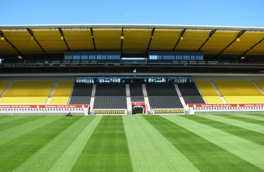 Sparkassen Tribüne im neuen Tivoli in Aachen. In der Mitte die schwarzen Business Seats, darüber die Logen und ganz oben die Presseplätze sowie die Räume der Si