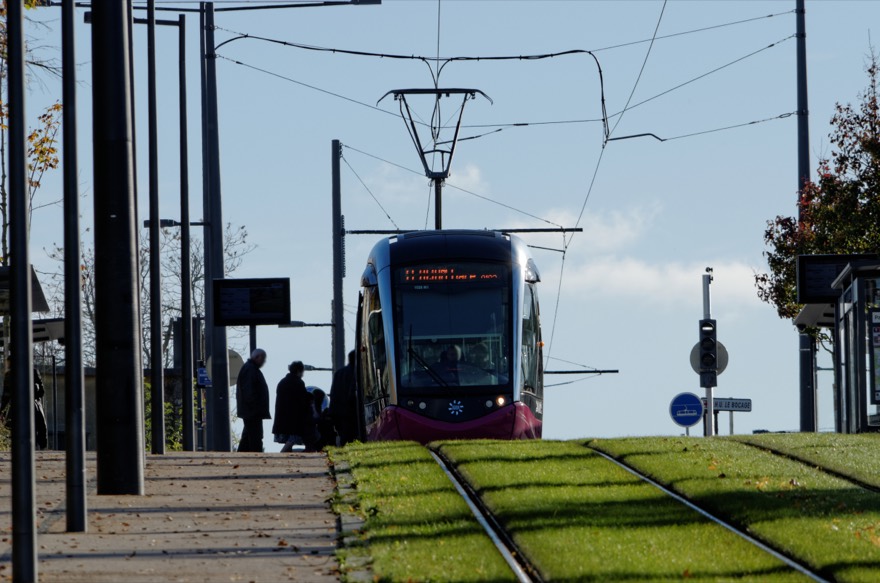 Arrivée du tramway à la station  "Parc des sports", boulevard Louis Joseph Trimolet à Dijon
