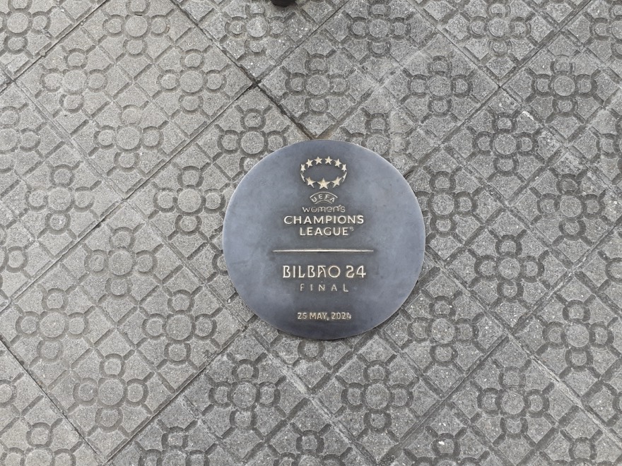 Plaque commémorant la finale de la Ligue des Champions féminine devant le stade San Mamés à Bilbao