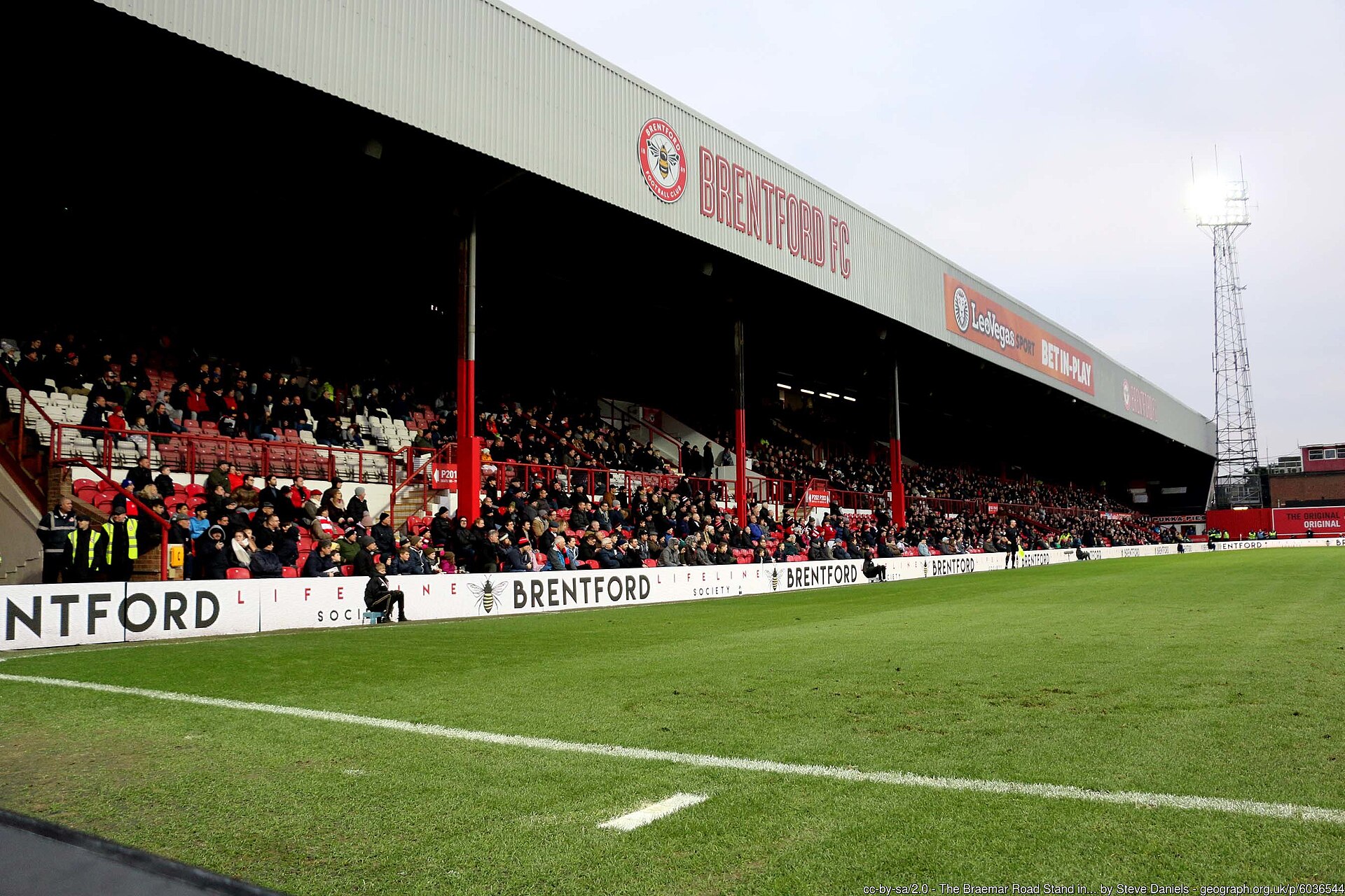 A arquibancada da Braemar Road em Griffin Park, em janeiro de 2019, ano e meio antes de o clube deixar a casa onde jogou por 116 anos.