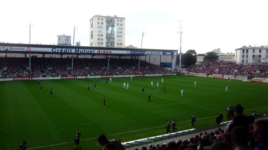 La pelouse du stade Francis-Le Blé à Brest, vue de la tribune Foucauld, lors du coup d'envoi de Brest-Lyon le 20 août 2011.