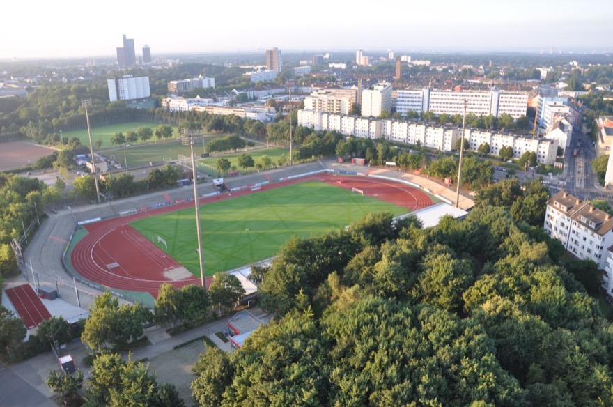 Ballonfahrt Köln. Blick aus nördlicher Richtung über Köln-Zollstock. Im Vordergrund das Südstadion und das Trainingsgelände des SC Fortuna Köln.