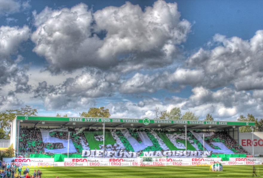 Fanblocks beim Spiel SpVgg Fürth gegen den SV Sandhausen, kurz vor Anpfiff. HDRI Foto.