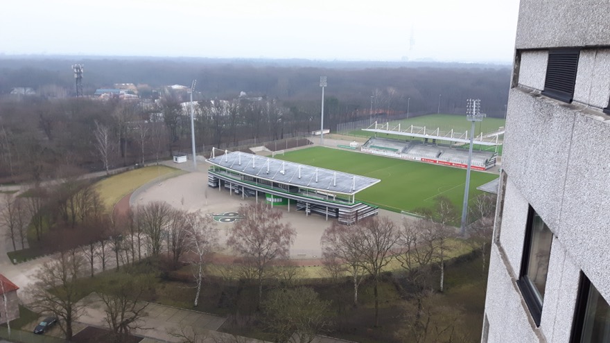 Das neue Eilenriedestadion (auch "96-das Stadion" genannt) in Hannover vom Turm des Congress-Hotels aus. Vorne im Eingangsbereich Reste der alten Laufbahn sowie