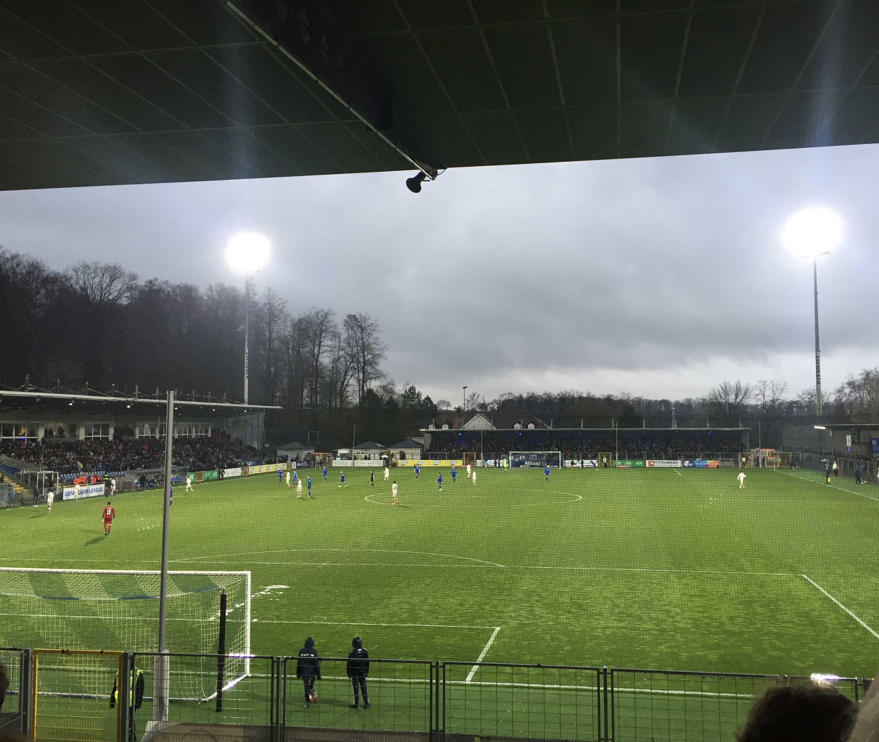 O Dietmar-Hopp-Stadion em 2019, com 6.350 lugares, na aldeia de Hoffenheim, a casa do time B, enquanto o principal joga na arena de 30 mil de Sinsheim