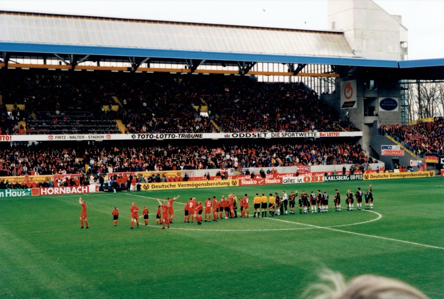 Spieler begrüßen die Zuschauer vor dem Spiel 1. FC Kaiserslautern gegen Eintracht Frankfurt am 15. April 2000 (Saison 1999/2000, 30. Spieltag, Ergebnis 1:0)