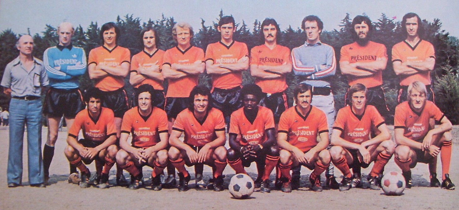 O elenco do Stade Lavallois de 1976, a temporada em que o clube chegou à primeira divisão francesa e virou profissional pela primeira vez