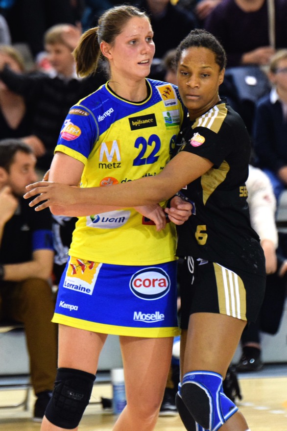 Xenia Smits et Océane Sercien
, le 31 janvier 2016 lors du match Issy Paris Hand / Metz Handball pour le compte de la 14e journée. Au stade Robert Carpentier à 