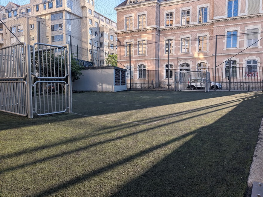 Vue du city stade Marie Marvingt, à la Croix-Rousse, à Lyon.