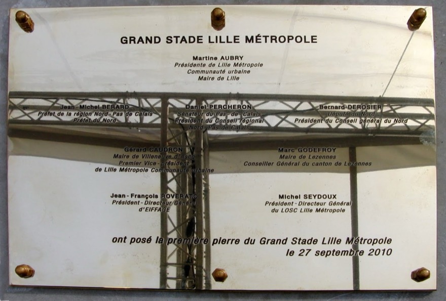 Pose symbolique le 27 septembre 2010 par le président d'Eiffage de la pierre du Stade Pierre-Mauroy est Villeneuve-d'Ascq Nord.-Hauts-de-France .