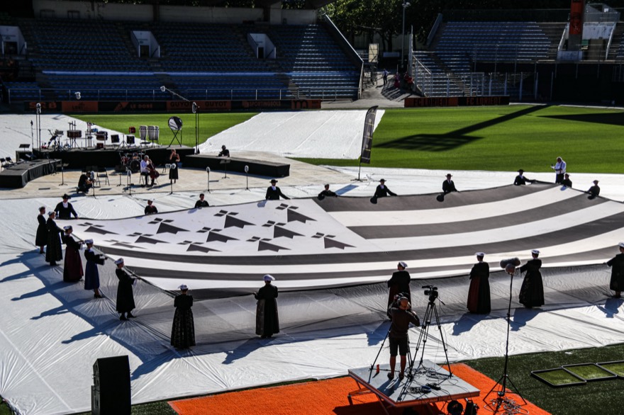 L'hymne breton, Bro Gozh ma zadoù, par Morwenn Le Normand et Ronan Pinc, avec le cercle de Lorient déployant le drapeau breton en ouverture de la Fête des corne