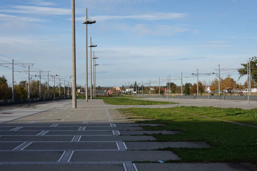 Eindpunt van tramlijn T7 bij Parc Olympique Lyonnais. Bij wedstrijden wordt een pendeldienst uitgevoerd