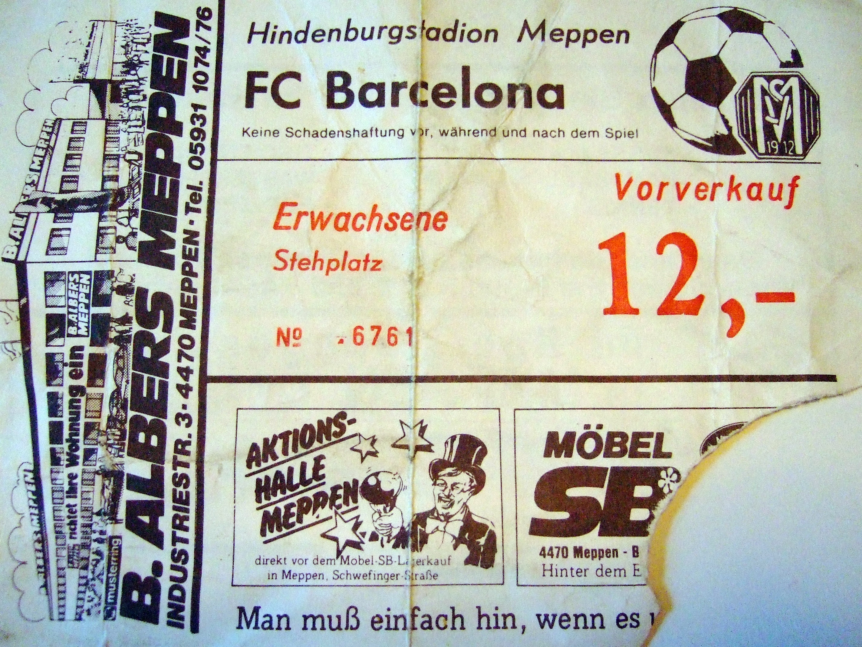 O bilhete do amistoso de 1982 contra o FC Barcelona, que levou dezoito mil pessoas ao estádio, a descrição do arquivo no Commons registra que foi o PRIMEIRO jogo de Diego Maradona pelo Barcelona