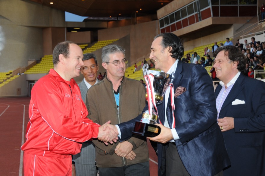 S.A.S. Albert II de Monaco, recevant des mains de M. Philip Zepter, la coupe Zepter. Stade Louis II, Monaco.
