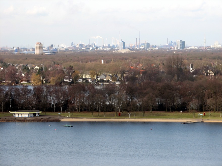 Überblick über Duisburg, Salvatorkirche_(Duisburg), MSV-Arena, Sechs-Seen-Platte, Sportschule Wedau im Sportpark Wedau und die Industrie im Norden