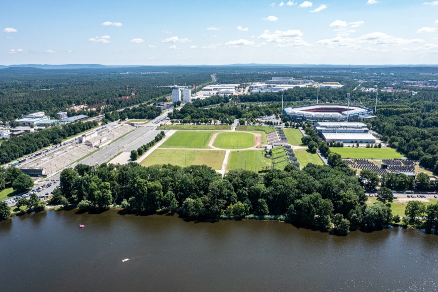 Links im Bild die ehem. Haupttribüne auf dem Reichsparteitagsgelände in Nürnberg - rechts das Max-Morlock-Stadion und die Arena Nürnberg, Juli 2021