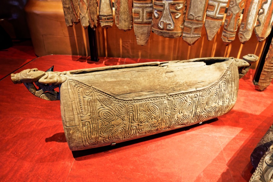 Tambour horizontal à fente, du débit du 20è siècle, originaire du Bas Sépik dans l'actuelle Papouasie-Nouvelle-Guinée.