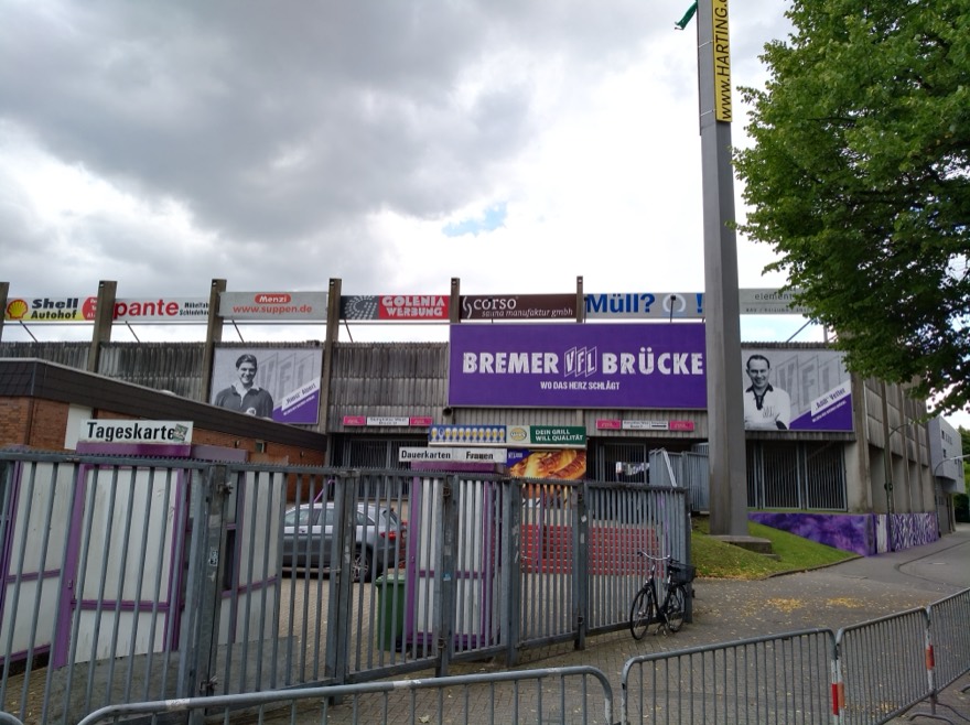 Eingang zur Westkurve des Stadions an der Bremer Brücke in Osnabrück.