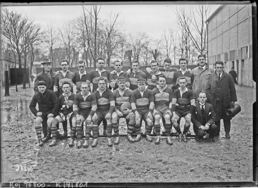Sujet : Rugby -- Équipes sportives -- Pays de Galles (GB)
Joueurs de rugby -- Portraits -- Pays de Galles (GB)
Paris (France) -- Parc des princes
Portraits coll