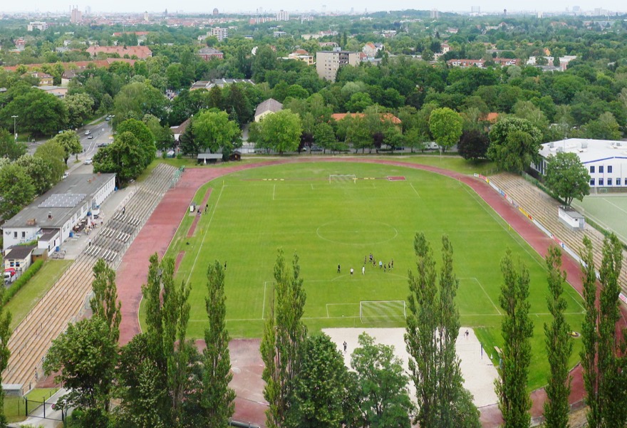 Preussenstadion in Berlin-Lankwitz von Süden gesehen.