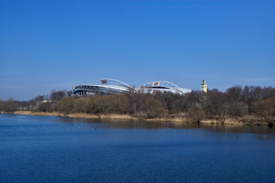 Leipziger Sportforum am Elsterbecken mit Red-Bull-Arena (Zentralstadion) und Werner-Seelenbinder-Turm (Glockenturm)