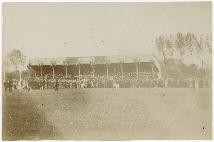 Le Stade rennais fusionne le 4 mai 1904 avec le Football Club rennais pour devenir le Stade rennais Université Club (S.R.U.C.).
Durant ses premières années d'ex
