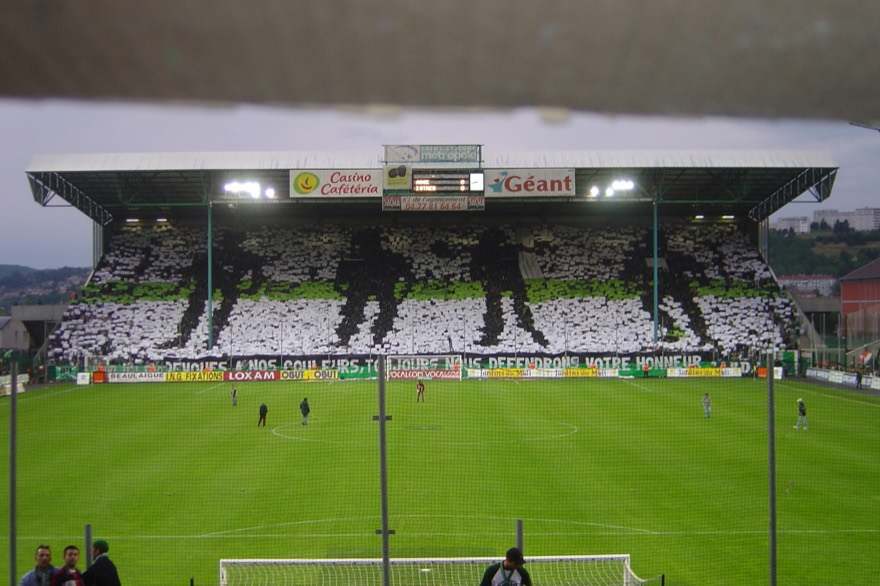 Photo du tifo de football du Stade Geoffroy Guichard réalisé lors de la saison 2004-2005 pour la venue du Football Club Istres Ouest Provence au chaudron le 21 