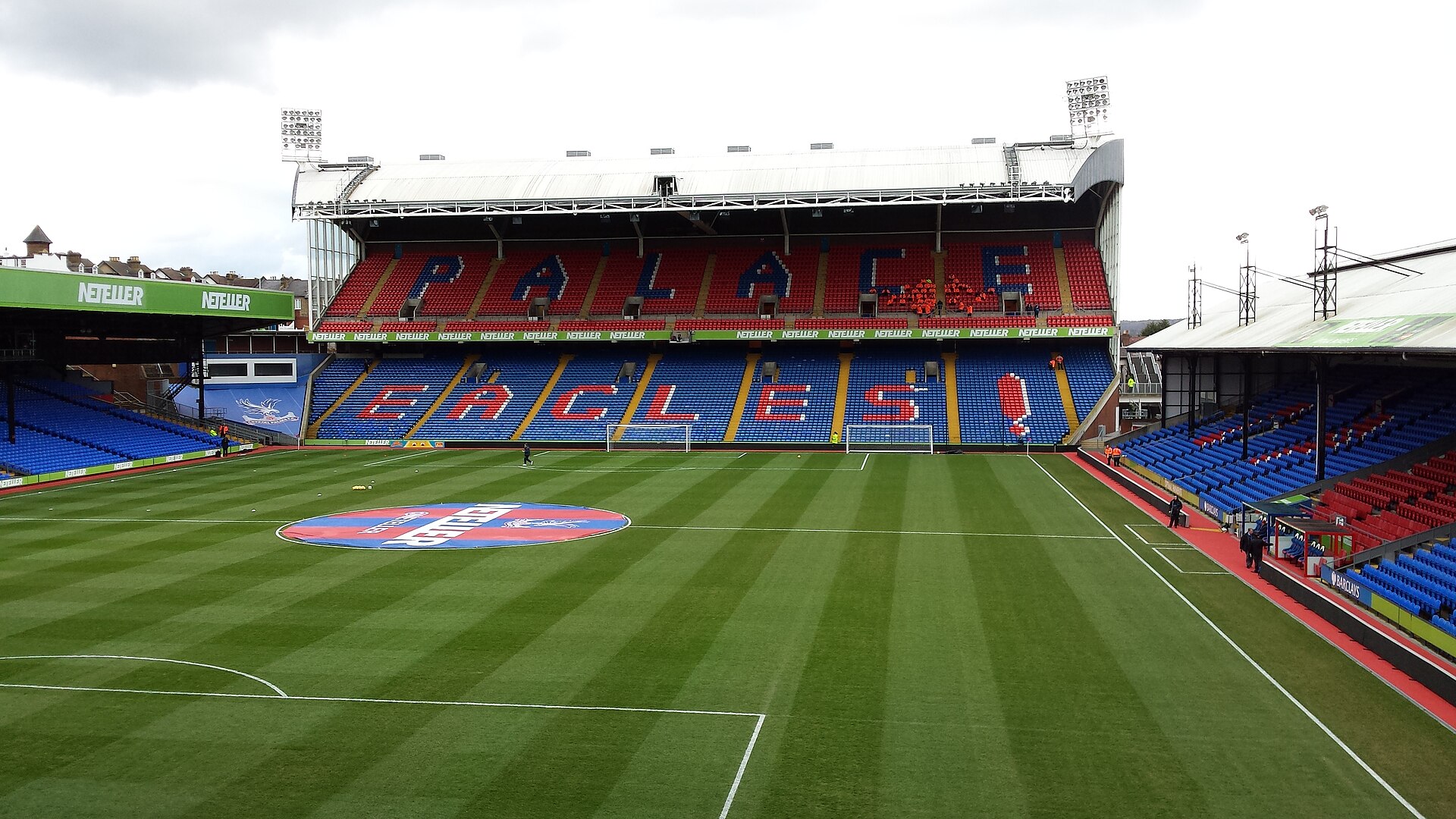 A Holmesdale Stand, a arquibancada de dois andares atrás do gol onde fica a torcida que canta, em 2015.