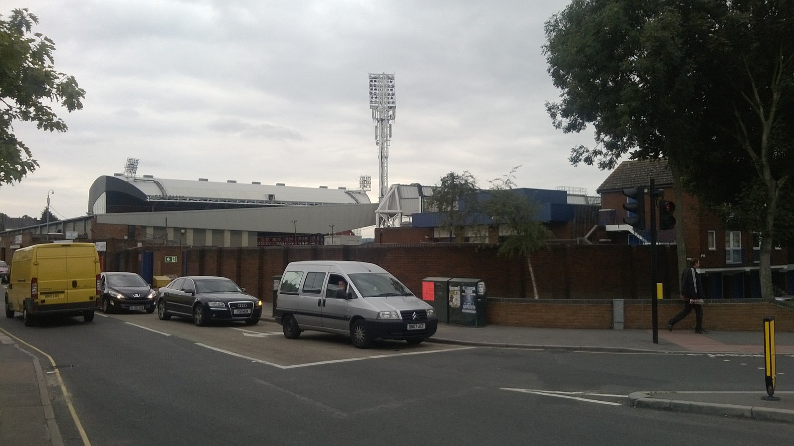 O estádio visto da esquina da Park Road, em 2013, com as casas de rua colando na arquibancada.