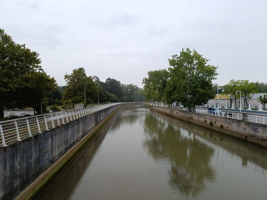 Tramo final del río Piles (Gijón, Asturias, España), el más próximo a su desembocadura, a la altura de El Molinón y el recinto ferial. Se aprecia su encauzamien
