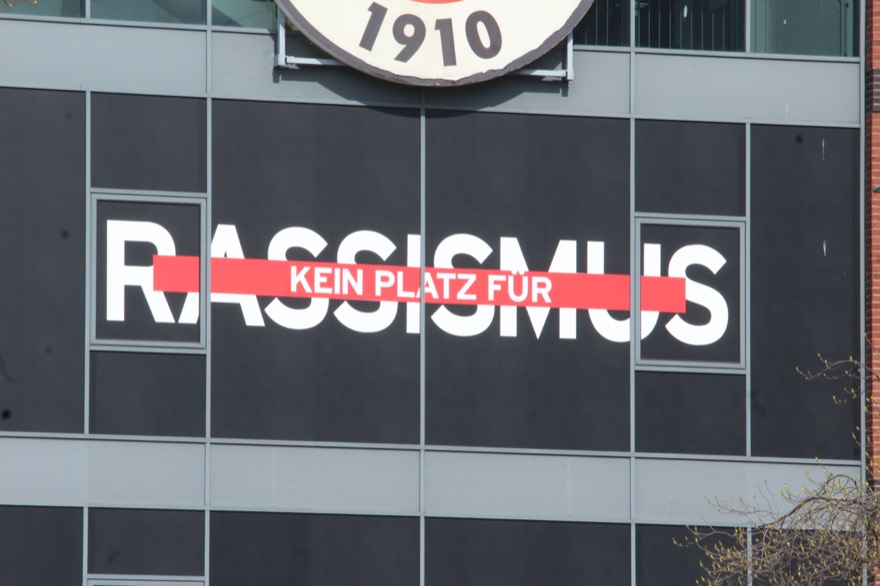 Antirassistisches Transparent an der Westseite des Stadions