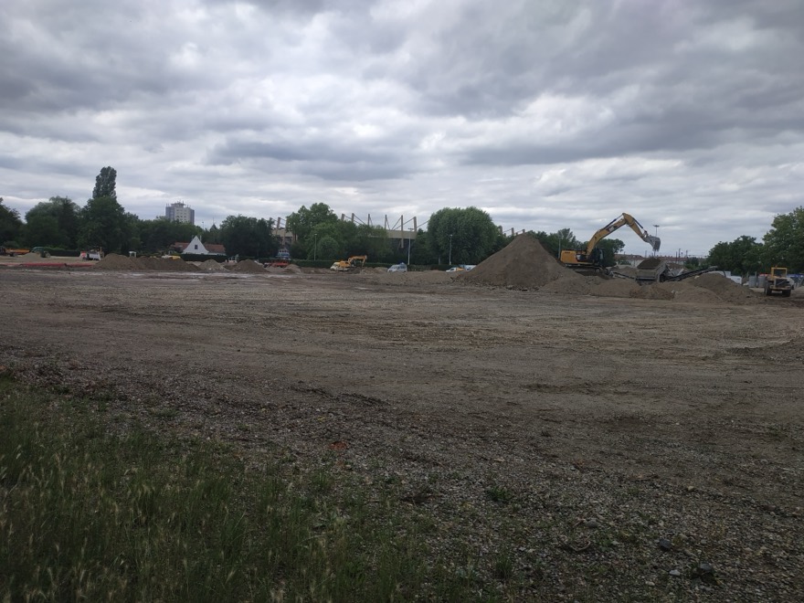 Travaux pour le nouveau centre d'entrainement du Racing Club de Strasbourg en 2020, sur l'ancien parking derrière le Stade.