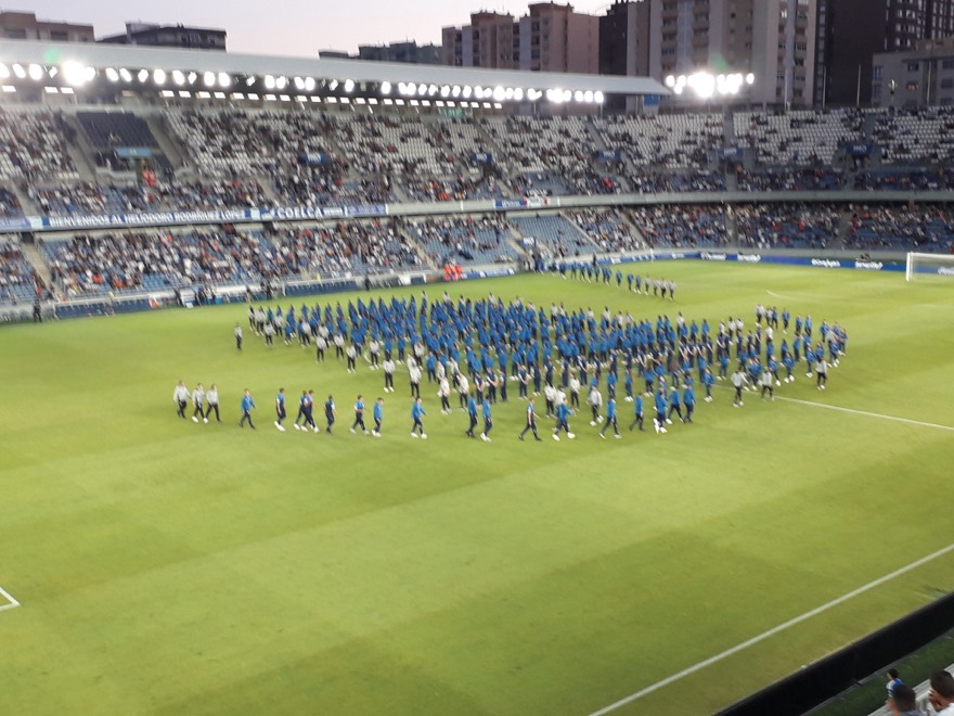 La cantera del Tenerife salta al campo en el descanso de un partido ante el Málaga