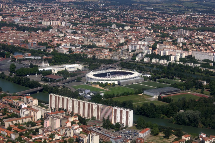 Aerial view of Île du Ramier in Toulouse.