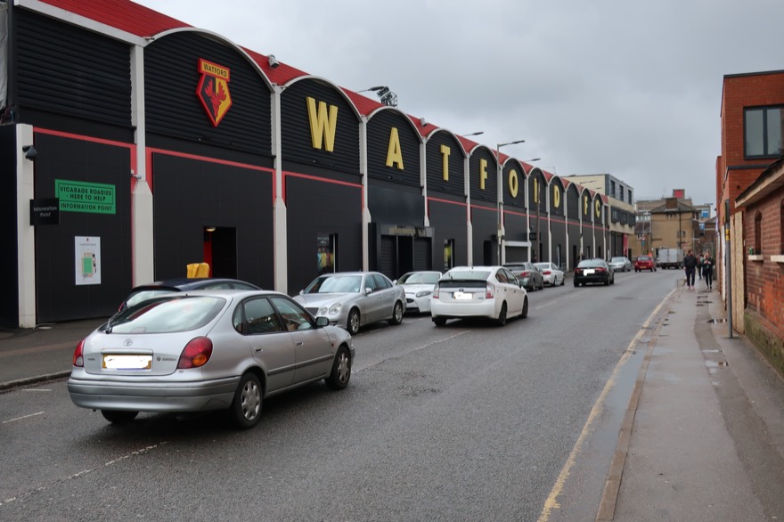 A entrada do Vicarage Road em 2018, depois da reforma que fechou o estádio pelos quatro lados.