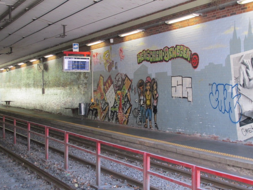 die Stadtbahnhaltestelle Sportpark Höhenberg, hier für die Fahrtrichtung stadtauswärts, unter der Frankfurter Straße in Köln-Höhenberg