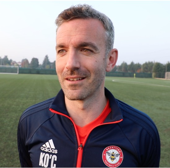 Kevin O'Connor dando entrevista numa viagem do Brentford à Itália, em outubro de 2017.