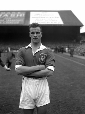 Teitl Cymraeg/Welsh title: John Charles, Cymru yn erbyn Yr Alban, Parc Ninian, 1954
Ffotograffydd/Photographer: Geoff Charles (1909-2002)
Dyddiad/Date: October 