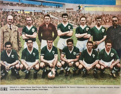 Éire 1960, the Republic of Ireland national football team had the following players – from left to right, standing; Seamus Dunne, Noel Dwyer, Charlie Hurley. Mi